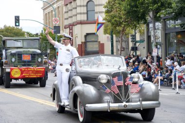 Alameda, CA - 4 Temmuz 2023: Alameda 4 Temmuz Geçidi, ülkenin en büyük ve en uzun Bağımsızlık Günü geçit törenlerinden biri. Tanımlanamayan katılımcılar.