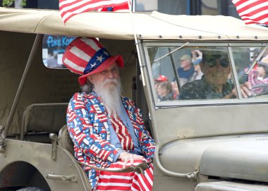 Alameda, CA - 4 Temmuz 2023: Alameda 4 Temmuz Geçidi, ülkenin en büyük ve en uzun Bağımsızlık Günü geçit törenlerinden biri. Tanımlanamayan katılımcılar.