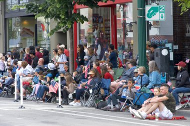 Alameda, CA - 4 Temmuz 2023: Alameda 4 Temmuz Geçidi, ülkenin en büyük ve en uzun Bağımsızlık Günü geçit törenlerinden biri. Seyirciler sokakları dolduruyor.
