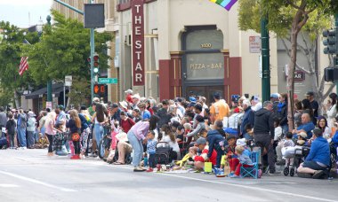 Alameda, CA - 4 Temmuz 2023: Alameda 4 Temmuz Geçidi, ülkenin en büyük ve en uzun Bağımsızlık Günü geçit törenlerinden biri. Seyirciler sokakları dolduruyor.