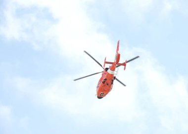 Alameda, CA - 4 Temmuz 2023: Alameda 4 Temmuz Geçidi, ülkenin en büyük ve en uzun Bağımsızlık Günü geçit törenlerinden biri. ABD Sahil Güvenlik helikopteri geçit töreninin üzerinde uçuyor.