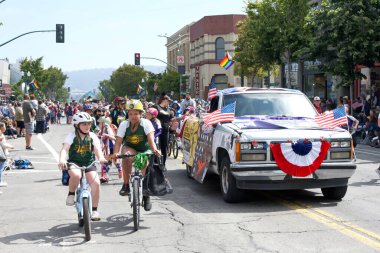 Alameda, CA - 4 Temmuz 2023: Alameda 4 Temmuz Geçidi, ülkenin en büyük ve en uzun Bağımsızlık Günü geçit törenlerinden biri. Tanımlanamayan katılımcılar.