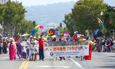 Alameda, CA - 4 Temmuz 2023: Alameda 4 Temmuz Geçidi, ülkenin en büyük ve en uzun Bağımsızlık Günü geçit törenlerinden biri. Tanımlanamayan katılımcılar.