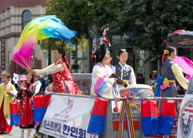 Alameda, CA - 4 Temmuz 2023: Alameda 4 Temmuz Geçidi, ülkenin en büyük ve en uzun Bağımsızlık Günü geçit törenlerinden biri. Tanımlanamayan katılımcılar.