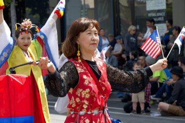 Alameda, CA - 4 Temmuz 2023: Alameda 4 Temmuz Geçidi, ülkenin en büyük ve en uzun Bağımsızlık Günü geçit törenlerinden biri. Tanımlanamayan katılımcılar.