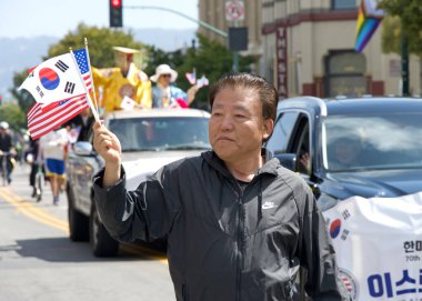 Alameda, CA - 4 Temmuz 2023: Alameda 4 Temmuz Geçidi, ülkenin en büyük ve en uzun Bağımsızlık Günü geçit törenlerinden biri. Tanımlanamayan katılımcılar.