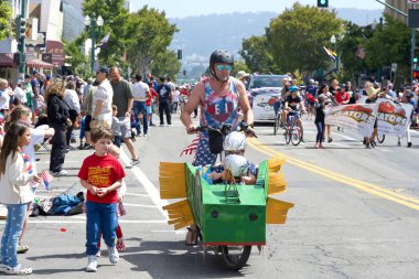 Alameda, CA - 4 Temmuz 2023: Alameda 4 Temmuz Geçidi, ülkenin en büyük ve en uzun Bağımsızlık Günü geçit törenlerinden biri. Tanımlanamayan katılımcılar.