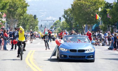 Alameda, CA - 4 Temmuz 2023: Alameda 4 Temmuz Geçidi, ülkenin en büyük ve en uzun Bağımsızlık Günü geçit törenlerinden biri. Tanımlanamayan katılımcılar.