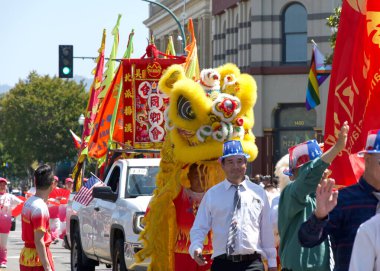 Alameda, CA - 4 Temmuz 2023: Alameda 4 Temmuz Geçidi, ülkenin en büyük ve en uzun Bağımsızlık Günü geçit törenlerinden biri. Tanımlanamayan katılımcılar.