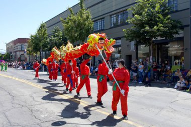 Alameda, CA - 4 Temmuz 2023: Alameda 4 Temmuz Geçidi, ülkenin en büyük ve en uzun Bağımsızlık Günü geçit törenlerinden biri. Tanımlanamayan katılımcılar.