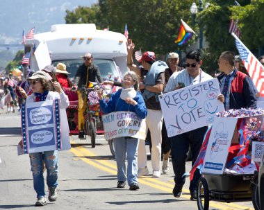 Alameda, CA - 4 Temmuz 2023: Alameda 4 Temmuz Geçidi, ülkenin en büyük ve en uzun Bağımsızlık Günü geçit törenlerinden biri. Tanımlanamayan katılımcılar.