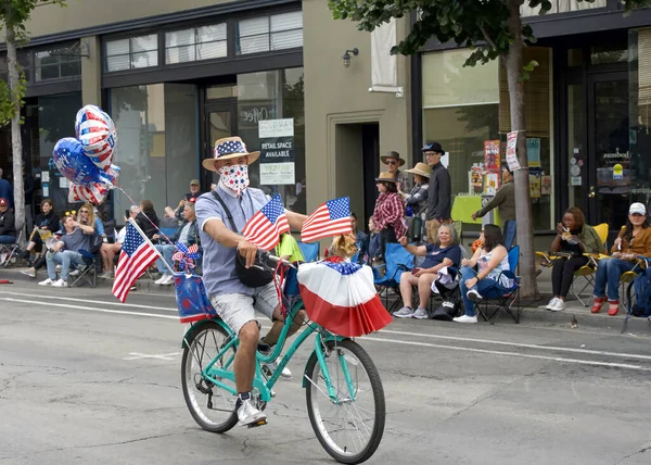 阿拉米达 加利福尼亚州 2023年7月4日 7月4日的阿拉米达游行 是全国规模最大 持续时间最长的独立日游行之一 身份不明的参与者 — 图库照片