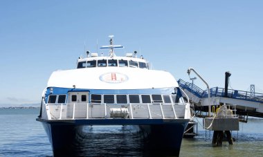 San Francisco, CA - 13 Temmuz 2023 Golden Gate Feribotu terminale yanaştı. Golden Gate Köprüsü, Alcatraz, Angel Adası ve San Francisco siluetinin dramatik manzaralı gezilerini sunar.