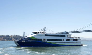 San Francisco, CA - 13 Temmuz 2023 San Francisco Bay Ferry feribot terminaline giriyor. Bay Bridge arkasında. Hafta içi, hafta sonu, tatil ve körfezdeki 8 terminale mevsimlik hizmet.