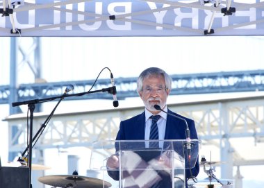 San Francisco, CA - 13 Temmuz 2023: Denetmen Aaron Peskin, 125 yılın anısına Çok Feribot Doğum Günü Partisi 'nde konuşma yaptı.