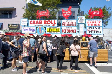 Alameda, CA - 29 Temmuz 2023: Geleneksel Sanat ve Şarap Festivali katılımcıları, 250 'den fazla sanatçı, festival yemekleri, yerel kaliteli şaraplar ve el yapımı biralar, 3 aşamalı canlı müzik