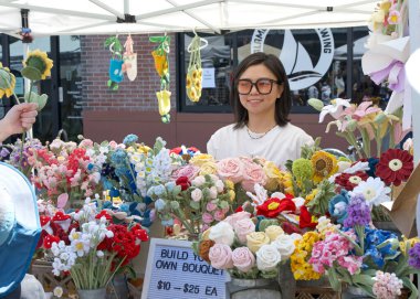 Alameda, CA - 29 Temmuz 2023: Geleneksel Sanat ve Şarap Festivali katılımcıları, 250 'den fazla sanatçı, festival yemekleri, yerel kaliteli şaraplar ve el yapımı biralar, 3 aşamalı canlı müzik