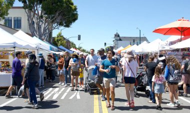 Alameda, CA - 30 Temmuz 2023: Geleneksel Sanat ve Şarap Festivali katılımcıları, 250 'den fazla sanatçı, festival yemekleri, yerel kaliteli şaraplar ve el yapımı biralar, 3 aşamalı canlı müzik