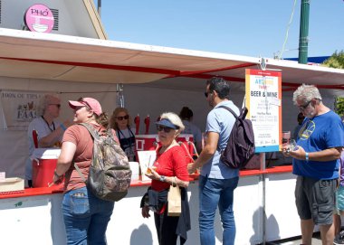 Alameda, CA - 30 Temmuz 2023: Geleneksel Sanat ve Şarap Festivali katılımcıları, 250 'den fazla sanatçı, festival yemekleri, yerel kaliteli şaraplar ve el yapımı biralar, 3 aşamalı canlı müzik