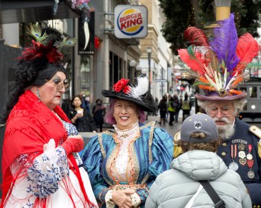 San Francisco, CA - 2 Ağustos 2023: 1800 'lü yıllarda San Francisco' daki Birinci Cable Car yolculuğunun 150. kutlamasına katılanlar.