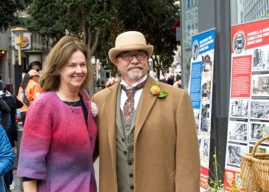 San Francisco, CA - 2 Ağustos 2023: Sel Kardeşleri 'nden biri 1800' lü yıllarda San Francisco 'daki Birinci Cable Car yolculuğunun 150. kutlamasında katılımcılarla poz verdi.