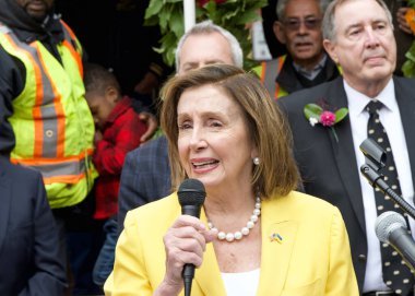 San Francisco, CA - 2 Ağustos 2023: Temsilci Nancy Pelosi, kentteki Birinci Cable Car Ride 'ın 150. kutlamasında konuşma yaptı..