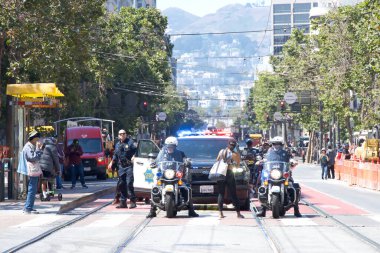 San Francisco, CA - 12 Ağustos 2023: 30. Geleneksel Pistahan Geçidi 'nin önünü kesen protestocu. San Fransisco Polisi 'nden taşınmasını ve bunu reddetmesini istedi..