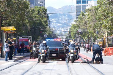 San Francisco, CA - 12 Ağustos 2023: 30. Geleneksel Pistahan Geçidi 'nin önünü kesen protestocu. San Francisco Polis Departmanı 'ndan çekilmesi istendi ve bunu reddetti. Protestocu görevden alınmasını engellemek için yere düştü..
