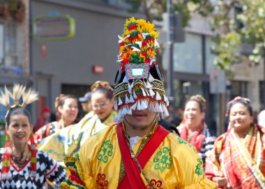 San Francisco, CA - 12 Ağustos 2023: Filipinli topluluğun gurur ve çeşitliliğinin renkli bir gösterisi olan 30. Geleneksel Pistahan Geçidi katılımcıları.