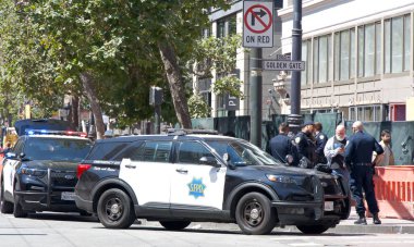 San Francisco, CA - 12 Ağustos 2023: 30. Geleneksel Pistahan Geçidi sırasında polis bir protestocuyu tutukladı. Subaylarla birlikte araçlar hazır..
