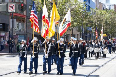 San Francisco, CA - 12 Ağustos 2023: Filipinli topluluğun gurur ve çeşitliliğinin renkli bir gösterisi olan 30. Geleneksel Pistahan Geçidi katılımcıları.