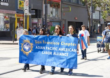 San Francisco, CA - 12 Ağustos 2023: Filipinli topluluğun gurur ve çeşitliliğinin renkli bir gösterisi olan 30. Geleneksel Pistahan Geçidi katılımcıları.
