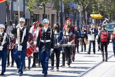 San Francisco, CA - 12 Ağustos 2023: Filipinli topluluğun gurur ve çeşitliliğinin renkli bir gösterisi olan 30. Geleneksel Pistahan Geçidi katılımcıları.