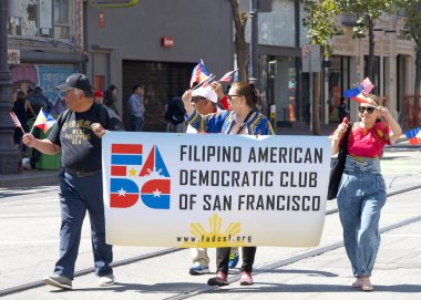 San Francisco, CA - 12 Ağustos 2023: Filipinli topluluğun gurur ve çeşitliliğinin renkli bir gösterisi olan 30. Geleneksel Pistahan Geçidi katılımcıları.
