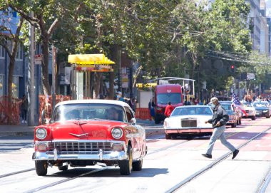 San Francisco, CA - 12 Ağustos 2023: Filipinli topluluğun gurur ve çeşitliliğinin renkli bir gösterisi olan 30. Geleneksel Pistahan Geçidi katılımcıları.