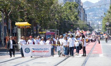 San Francisco, CA - 12 Ağustos 2023: Filipinli topluluğun gurur ve çeşitliliğinin renkli bir gösterisi olan 30. Geleneksel Pistahan Geçidi katılımcıları.