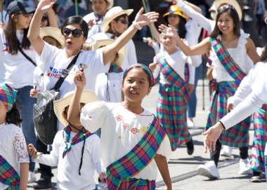 San Francisco, CA - 12 Ağustos 2023: Filipinli topluluğun gurur ve çeşitliliğinin renkli bir gösterisi olan 30. Geleneksel Pistahan Geçidi katılımcıları.