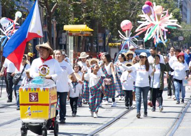 San Francisco, CA - 12 Ağustos 2023: Filipinli topluluğun gurur ve çeşitliliğinin renkli bir gösterisi olan 30. Geleneksel Pistahan Geçidi katılımcıları.