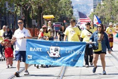 San Francisco, CA - 12 Ağustos 2023: Filipinli topluluğun gurur ve çeşitliliğinin renkli bir gösterisi olan 30. Geleneksel Pistahan Geçidi katılımcıları.