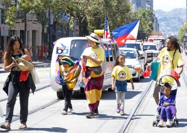 San Francisco, CA - 12 Ağustos 2023: Filipinli topluluğun gurur ve çeşitliliğinin renkli bir gösterisi olan 30. Geleneksel Pistahan Geçidi katılımcıları.