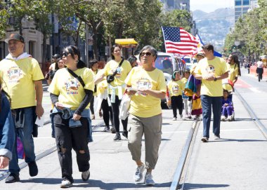 San Francisco, CA - 12 Ağustos 2023: Filipinli topluluğun gurur ve çeşitliliğinin renkli bir gösterisi olan 30. Geleneksel Pistahan Geçidi katılımcıları.