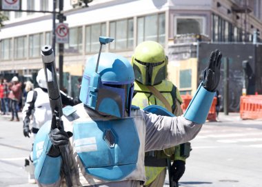 San Francisco, CA - 12 Ağustos 2023: Filipinli topluluğun gurur ve çeşitliliğinin renkli bir gösterisi olan 30. Geleneksel Pistahan Geçidi katılımcıları.