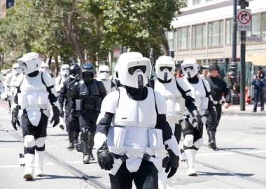 San Francisco, CA - 12 Ağustos 2023: Filipinli topluluğun gurur ve çeşitliliğinin renkli bir gösterisi olan 30. Geleneksel Pistahan Geçidi katılımcıları.