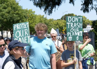 San Mateo, CA - 5 Ağustos 2023: Gençlik iklim grevine katılanlar Central Park çevresinde San Mateo 'da yürüyüş düzenliyor, ellerinde tabelalar ve iklim değişikliği talepleriyle birlikte