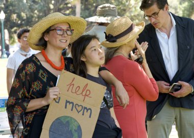 San Mateo, CA - 5 Ağustos 2023: Belediye Başkanı Amorence Lee gençlik liderlerinin Central Park 'taki San Mateo' daki gençlik iklim grevinde konuştuklarını dinliyor.