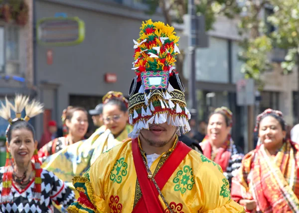 カリフォルニア州サンフランシスコ 2023年8月12日 第30回ピスタハンパレード参加者 フィリピン人コミュニティの誇りと多様性のカラフルなディスプレイ — ストック写真