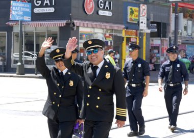 San Francisco, CA - 12 Ağustos 2023: Filipinli topluluğun gurur ve çeşitliliğinin renkli bir gösterisi olan 30. Geleneksel Pistahan Geçidi katılımcıları.