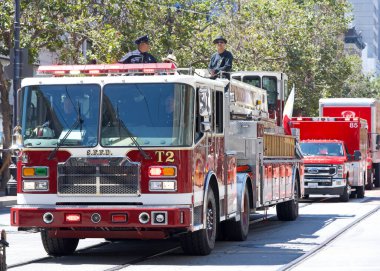 San Francisco, CA - 12 Ağustos 2023: Filipinli topluluğun gurur ve çeşitliliğinin renkli bir gösterisi olan 30. Geleneksel Pistahan Geçidi katılımcıları.