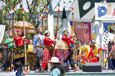 San Francisco, CA - 12 Ağustos 2023: Her yıl düzenlenen Yerba Buena Gardens Pistahan Festivali 'ne katılanlar, Filipinlilerin gurur ve çeşitliliğinin renkli bir gösterisi.