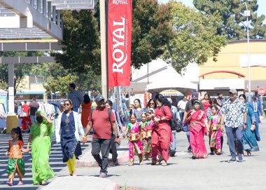 Fremont, CA - 19 Ağustos 2023: Daha önce Hindistan Festivali olarak bilinen Fog Festivali, Dünya Festivali katılımcıları. Sahne alanına yürüyen sanatçılar.